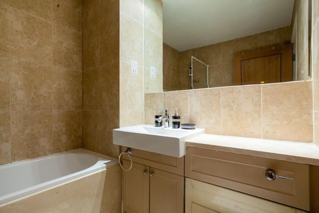 Appartamento Amazing Location Near St Paul's - Sleeps 4 Londra